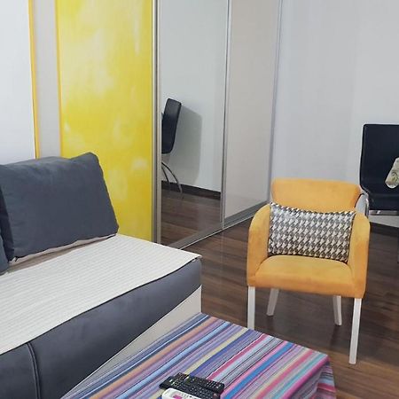 Yellow Apartment, Central 포드고리차 외부 사진