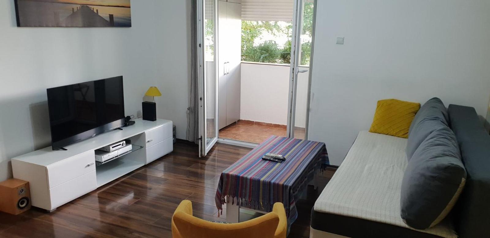 Yellow Apartment, Central 포드고리차 외부 사진