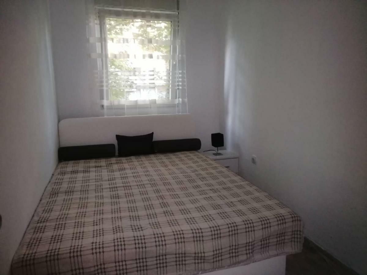 Yellow Apartment, Central 포드고리차 외부 사진