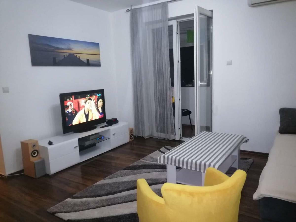 Yellow Apartment, Central 포드고리차 외부 사진