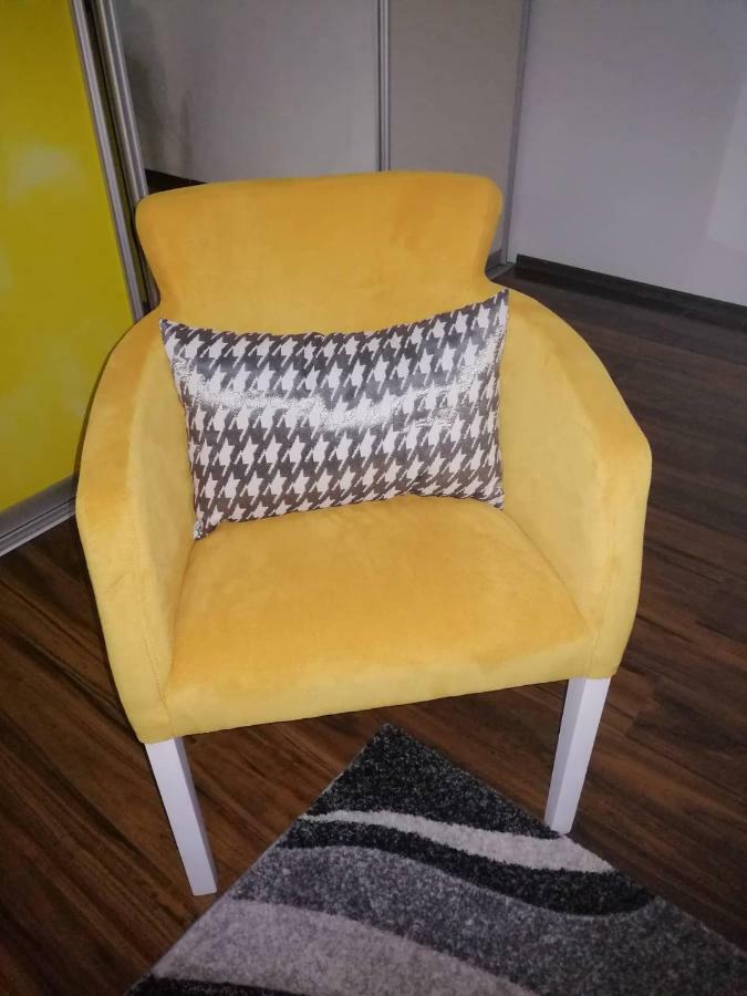 Yellow Apartment, Central 포드고리차 외부 사진