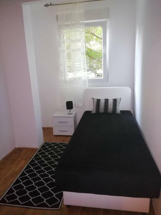 Yellow Apartment, Central 포드고리차 외부 사진