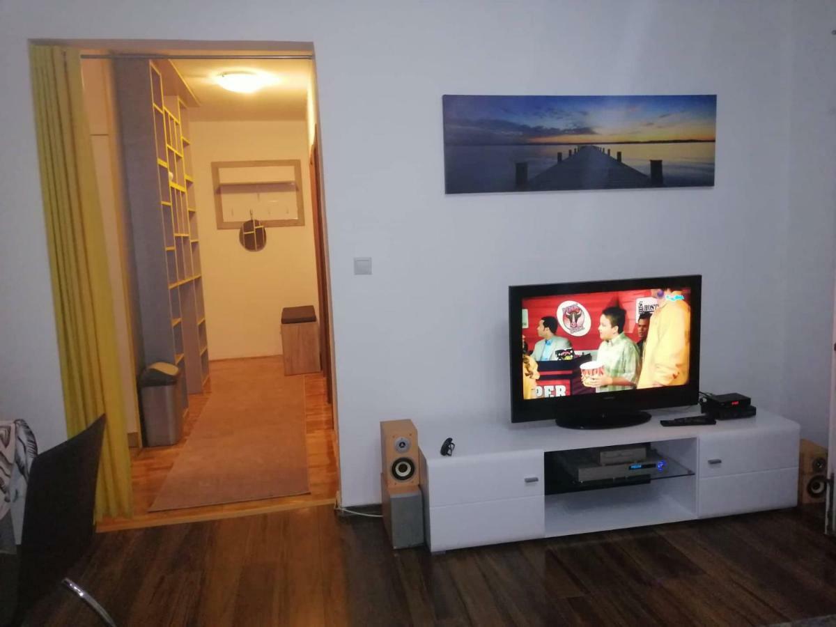 Yellow Apartment, Central 포드고리차 외부 사진